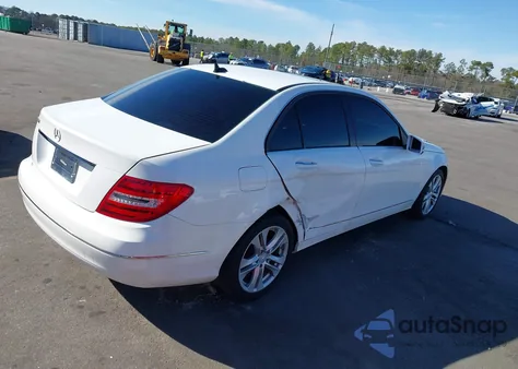 2013 Mercedes-Benz C 250 Luxury z USA, uszkodzony, nr VIN WDDGF4HB7DR300815